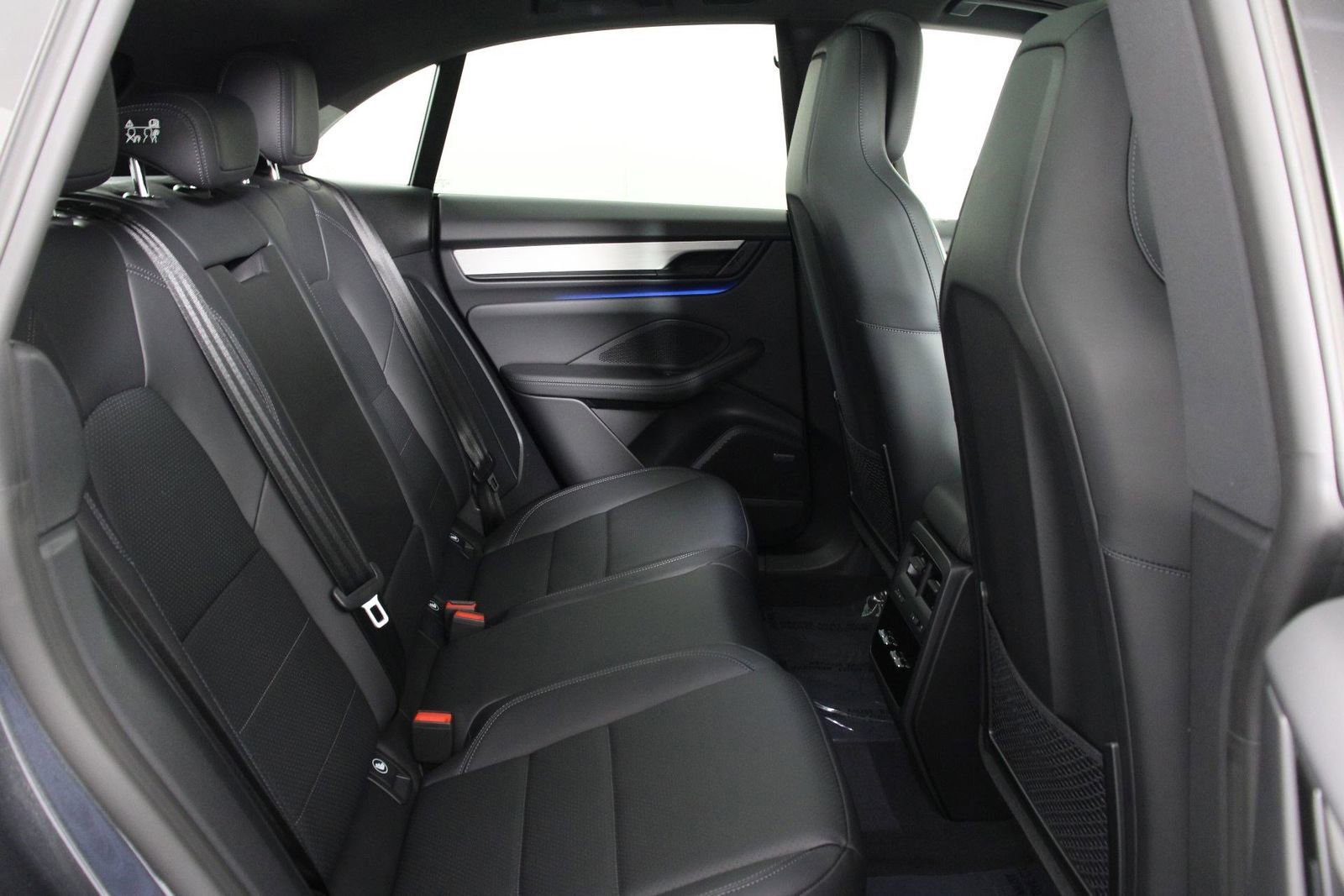 Used 2025 Porsche Macan 4 Electric AWD/4WD image 30