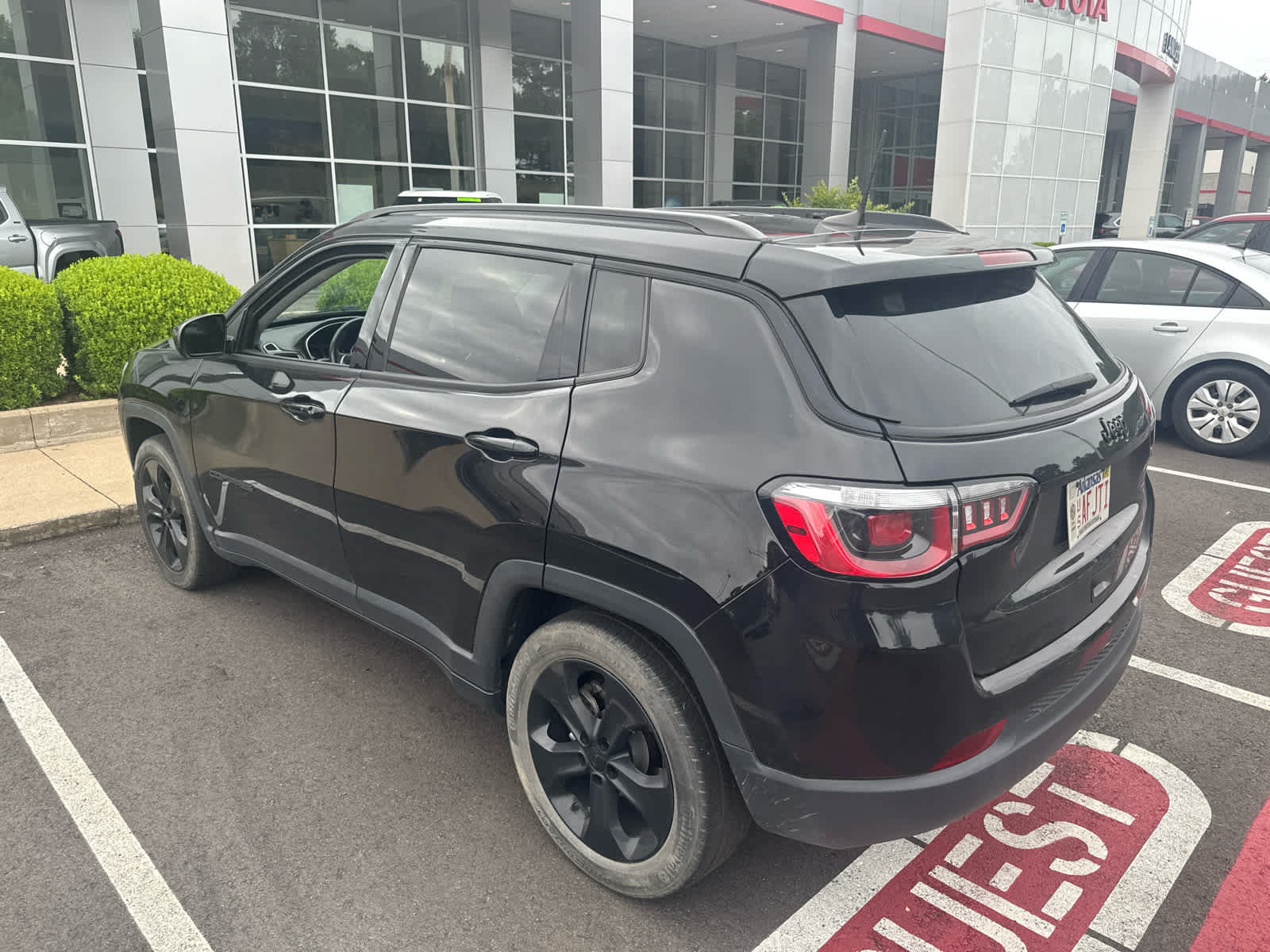 Used 2019 Jeep Compass Latitude FWD image 3