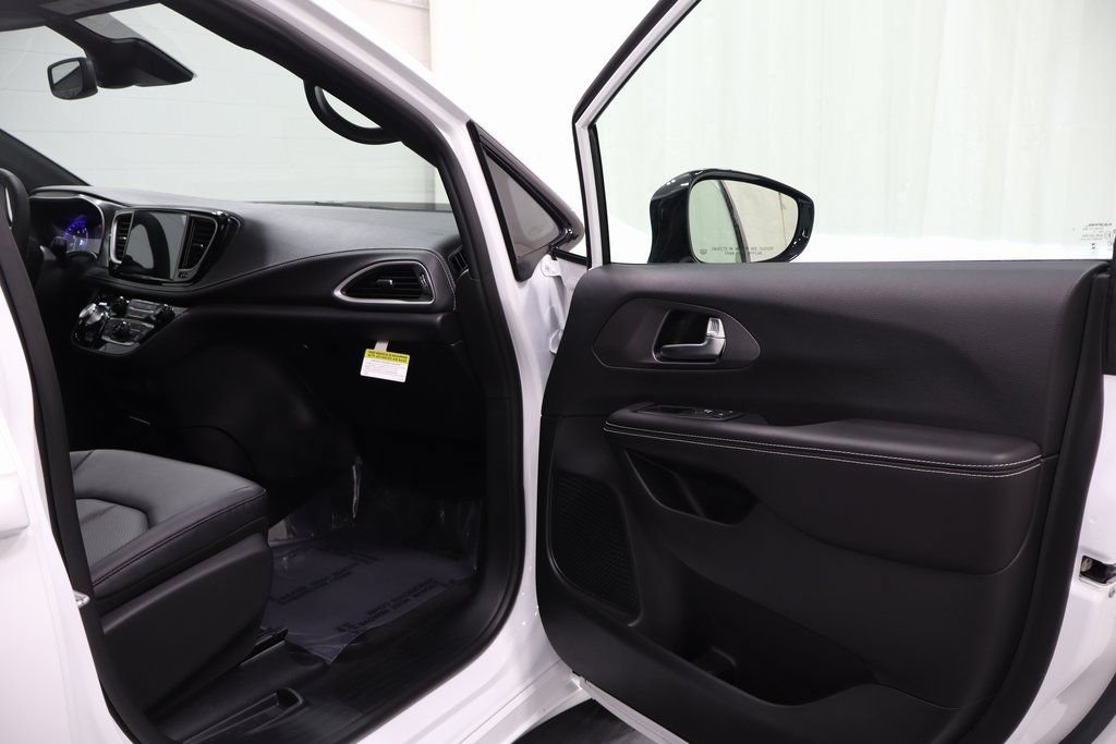 New 2026 Chrysler Pacifica Select w/ S Appearance Package FWD image 13