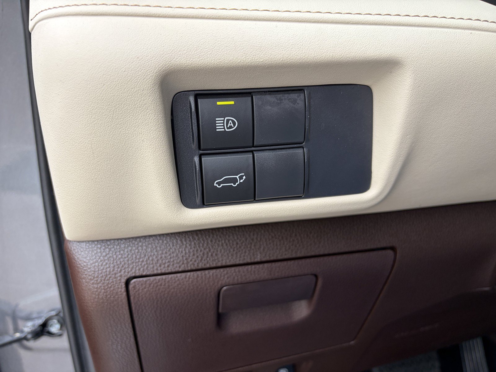 Used 2021 Toyota Highlander XLE AWD/4WD image 26