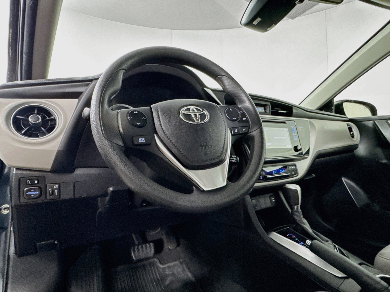 Used 2018 Toyota Corolla LE FWD image 11