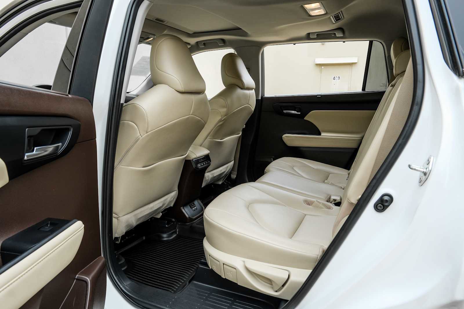 Used 2021 Toyota Highlander XLE image 40