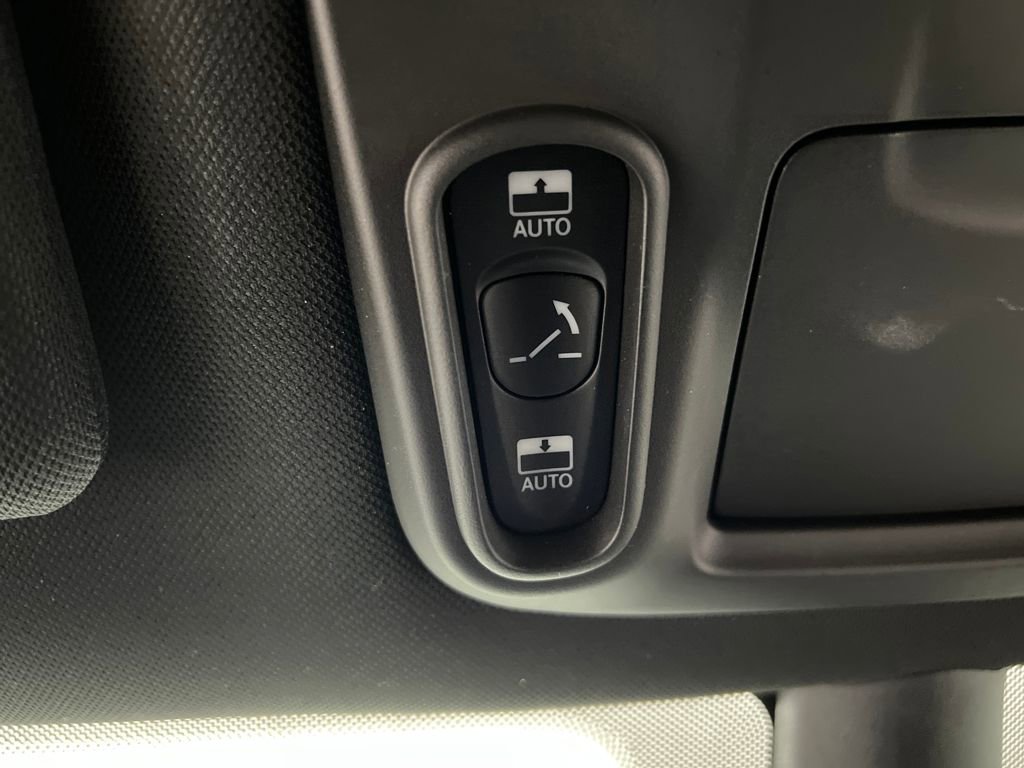 Used 2025 Chrysler Pacifica Limited image 75