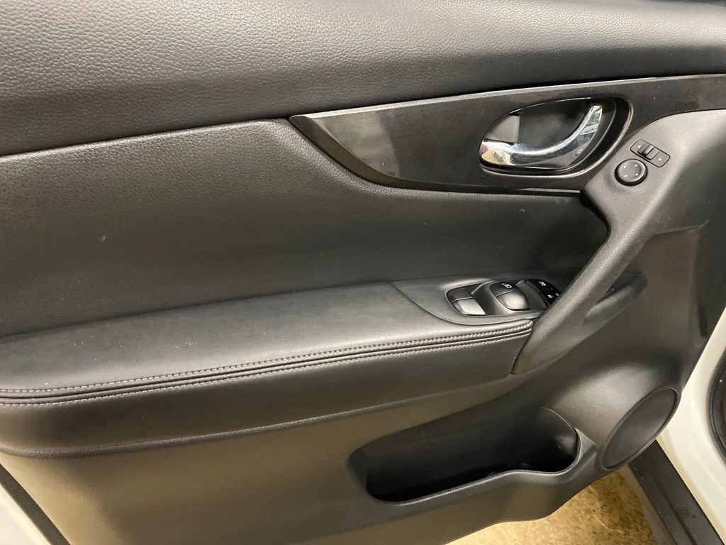 Used 2018 Nissan Rogue SV AWD/4WD image 9