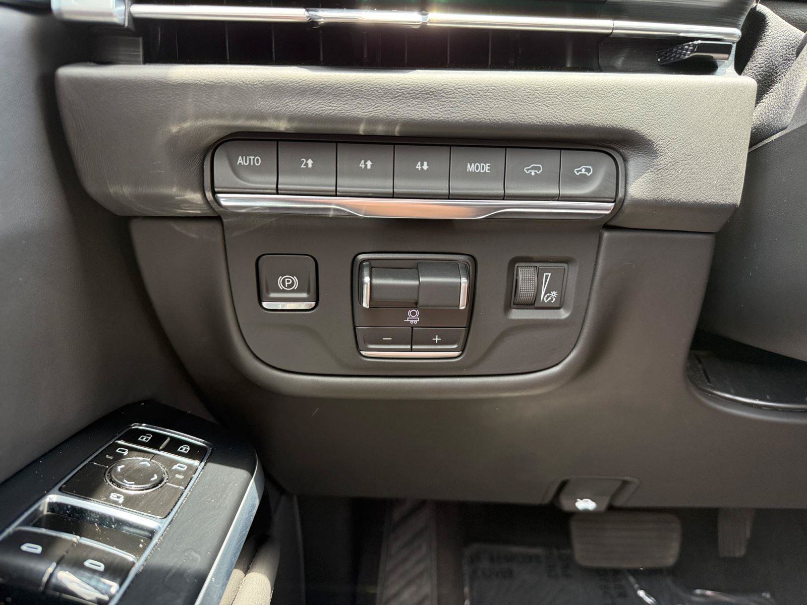 Used 2025 Cadillac Escalade Sport Platinum w/ LPO, Floor Liner Package AWD/4WD image 25