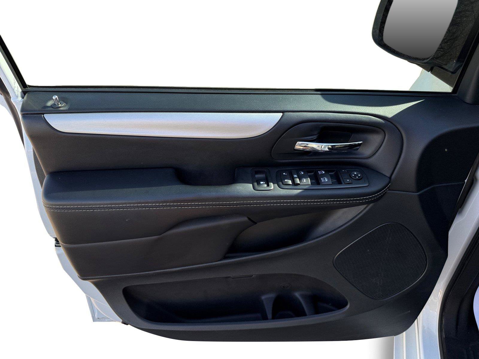 Used 2016 Dodge Grand Caravan SXT FWD image 9