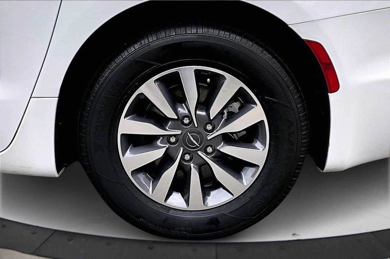 Certified 2024 Chrysler Pacifica Select image 36