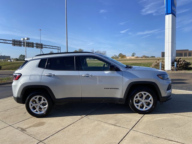 Used 2024 Jeep Compass Latitude image 12