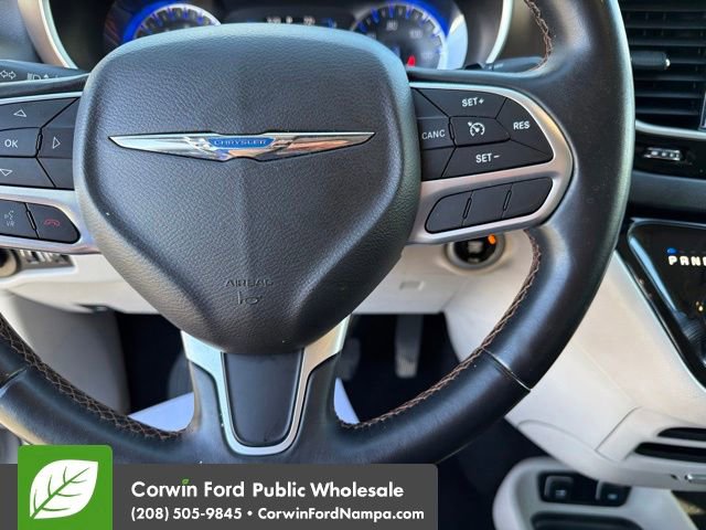 Used 2017 Chrysler Pacifica Touring-L FWD image 16