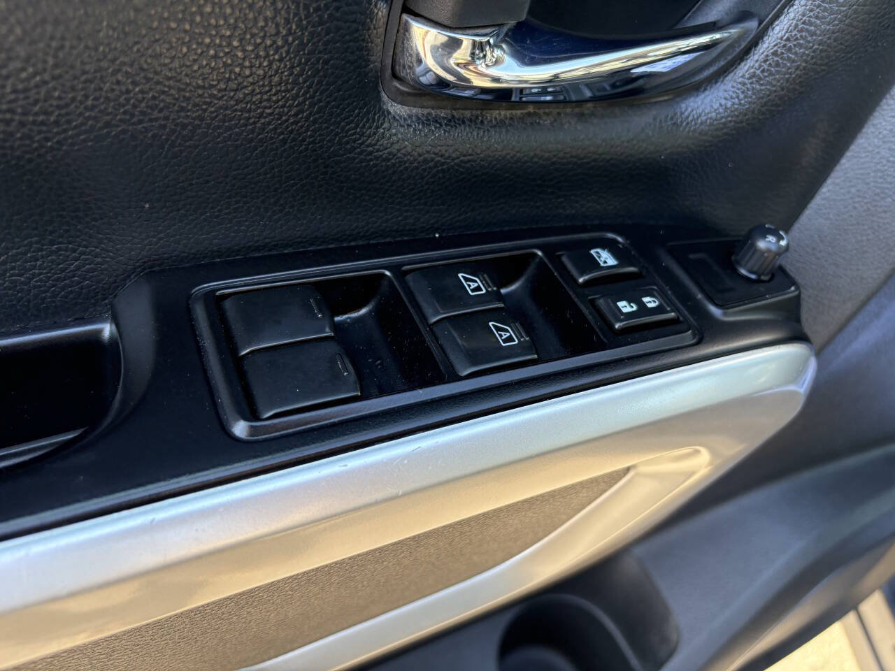 Used 2018 Nissan Titan SV AWD/4WD image 28