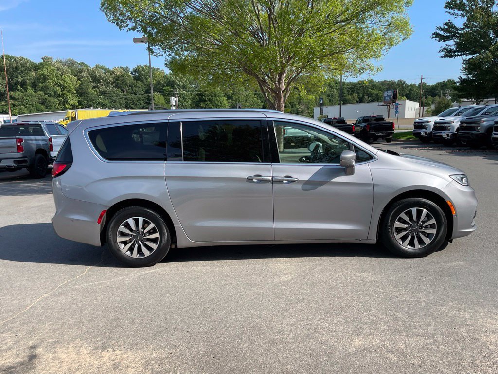 Used 2021 Chrysler Pacifica Touring-L FWD image 9