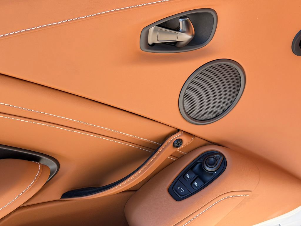 Used 2021 Aston Martin V8 Vantage Coupe image 23