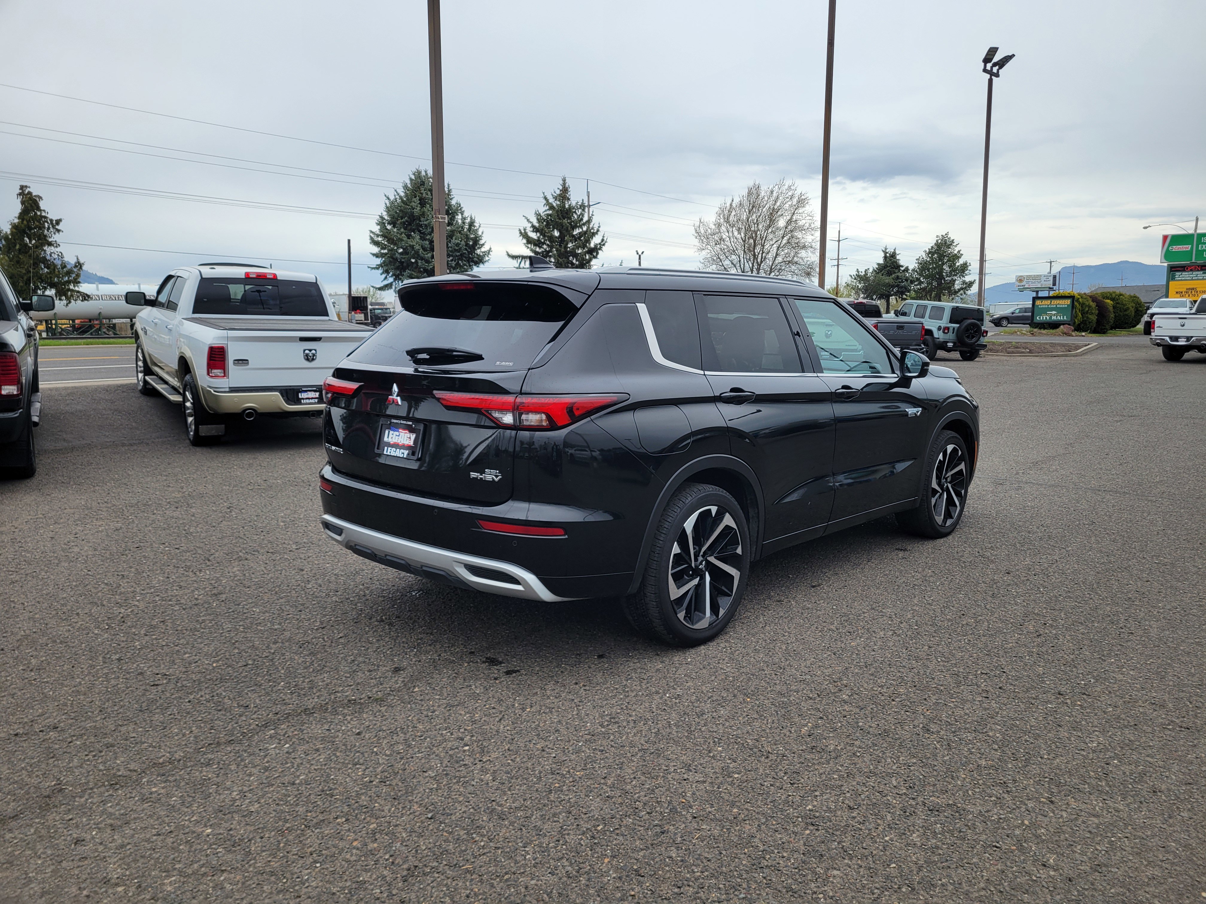 Used 2024 Mitsubishi Outlander SEL image 3