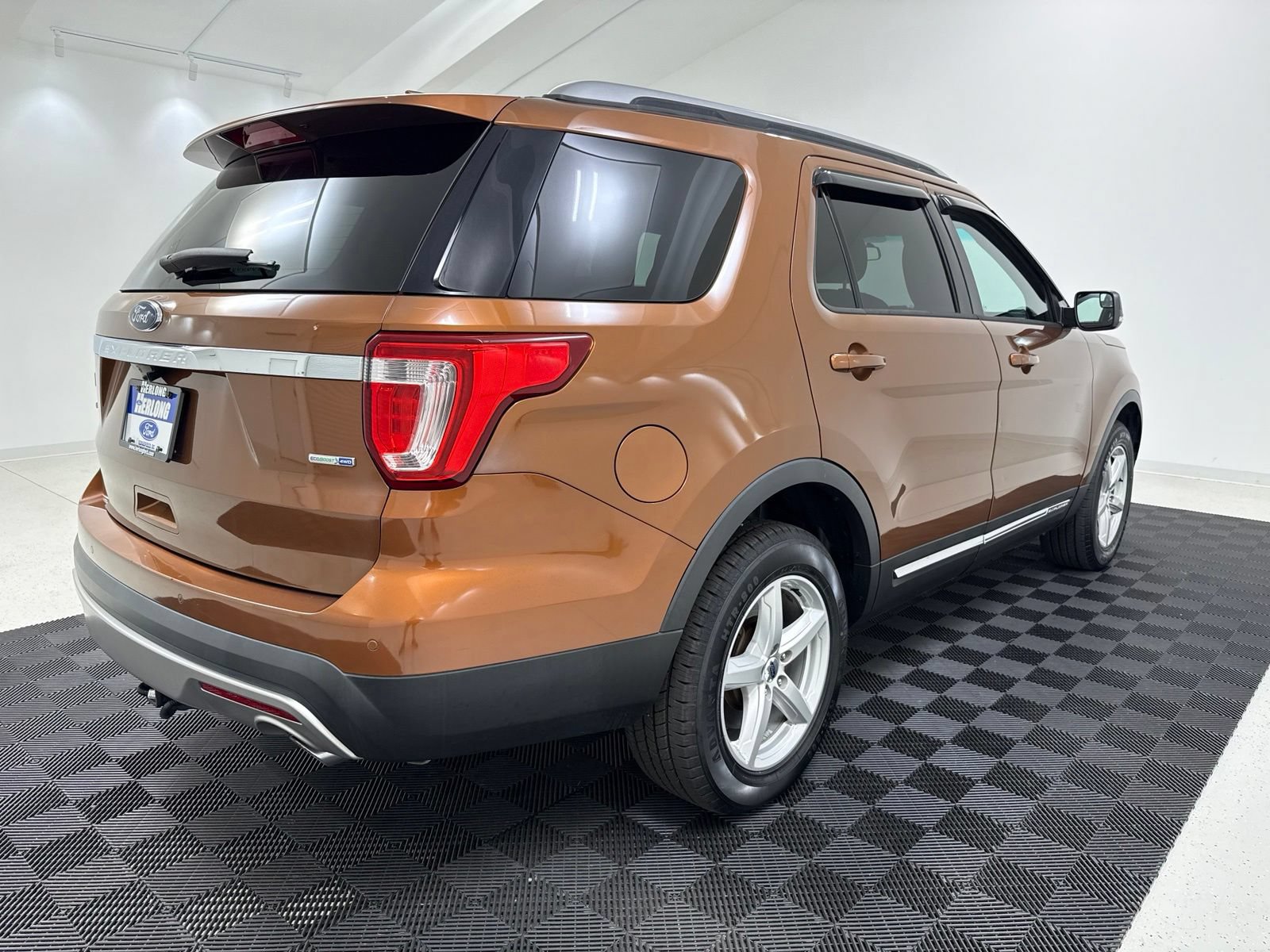 Used 2017 Ford Explorer XLT AWD/4WD image 7