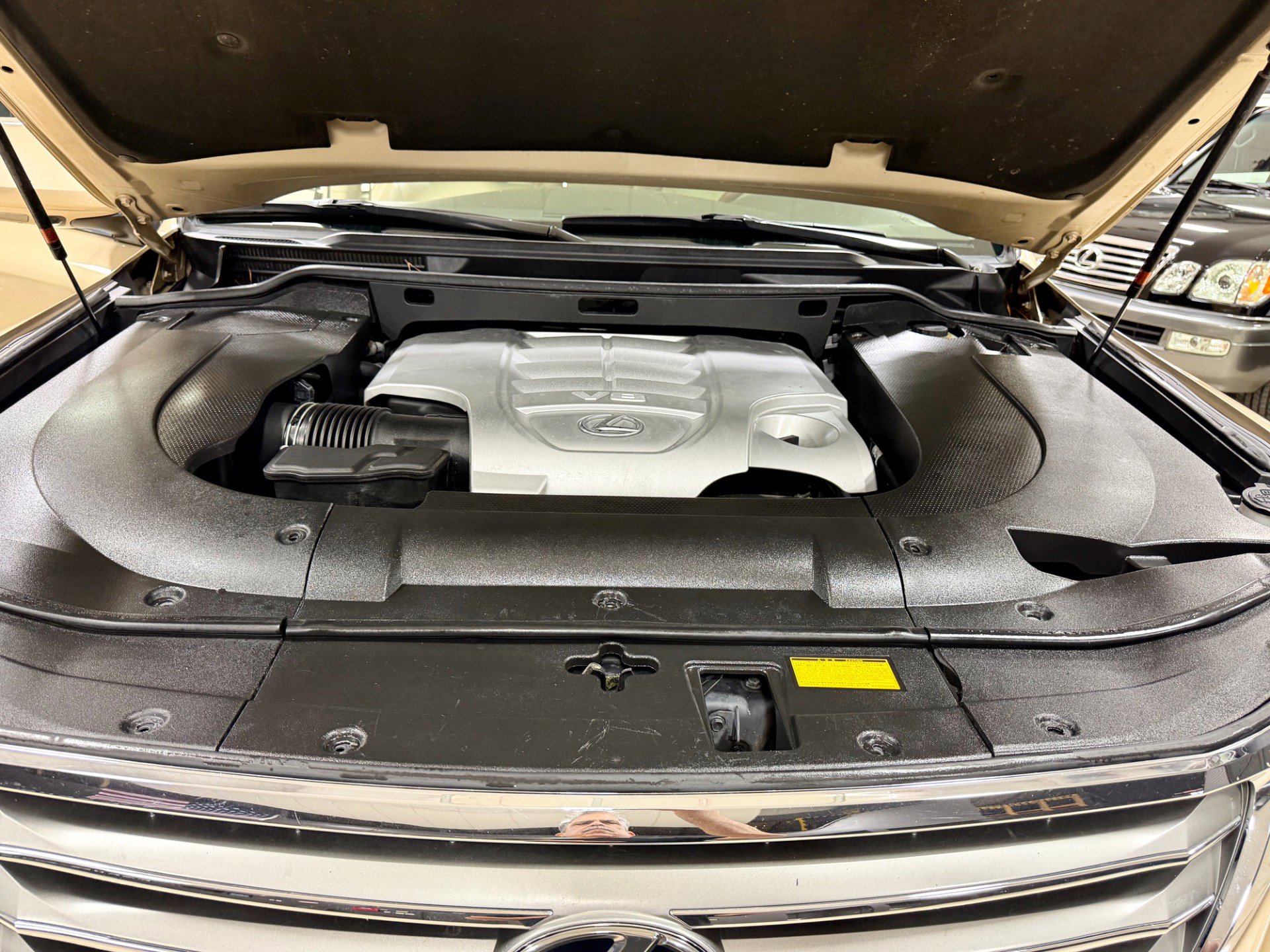 Used 2011 Lexus LX 570 4WD w/ Luxury Pkg w/Pre-crash image 34