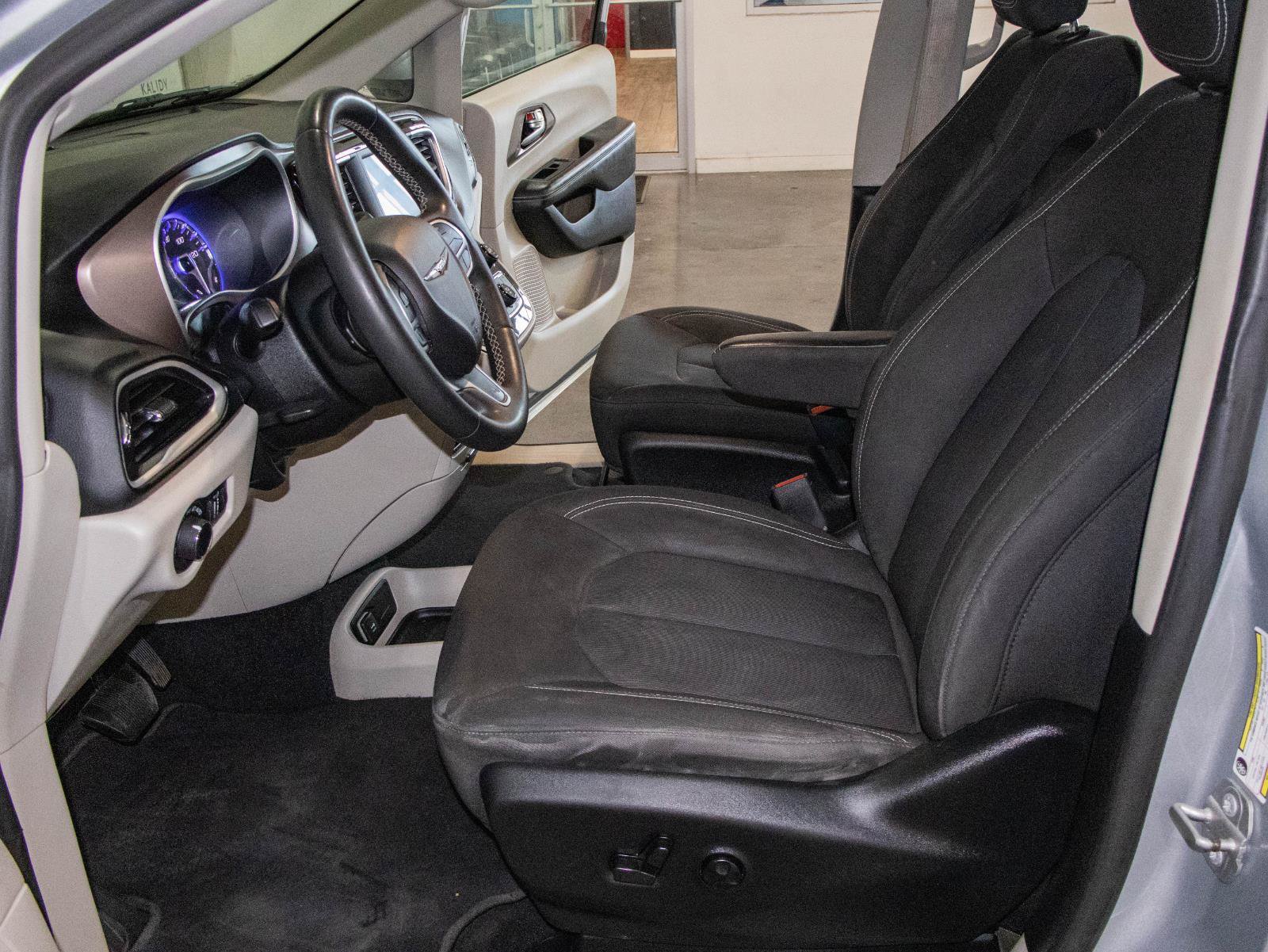 Used 2022 Chrysler Voyager LX FWD image 7