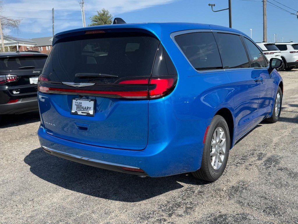 New 2026 Chrysler Pacifica Select FWD image 4