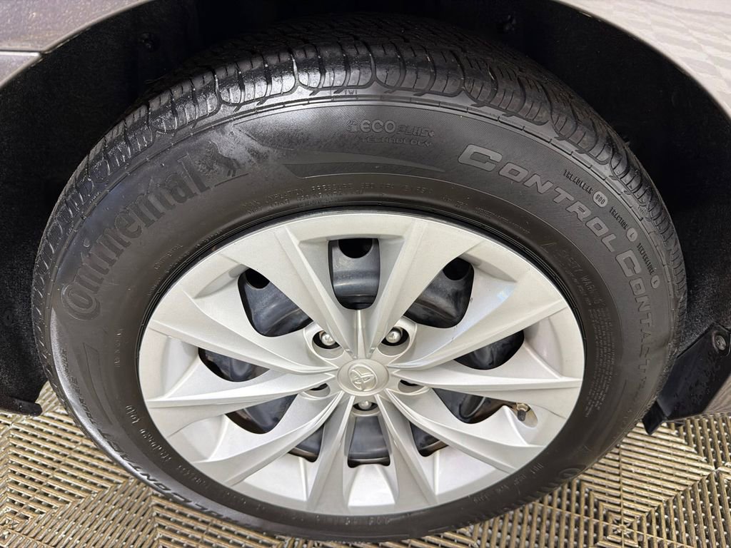 Used 2017 Toyota Camry LE image 17