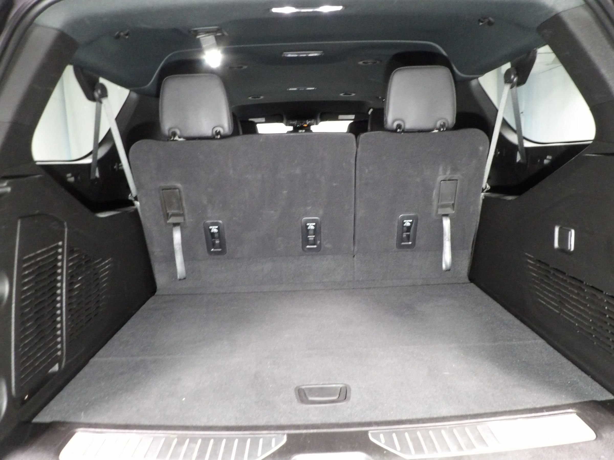 Used 2025 Chevrolet Suburban Z71 image 12