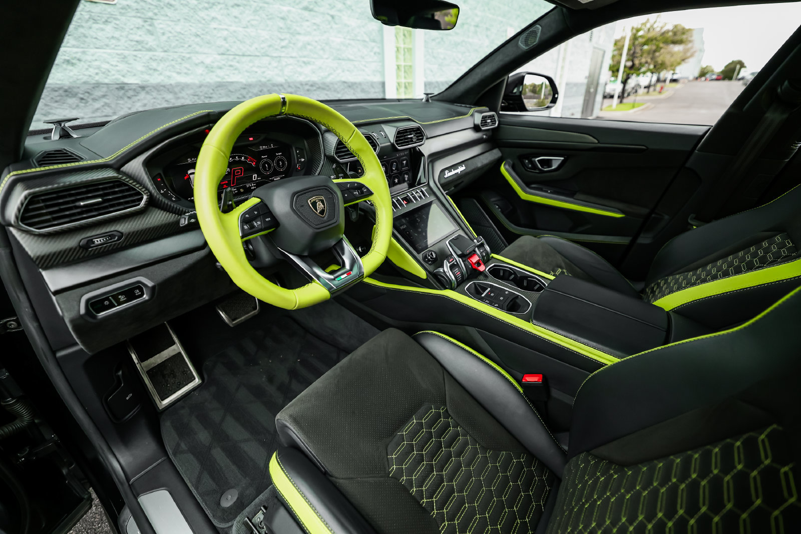 Used 2022 Lamborghini Urus AWD/4WD image 29