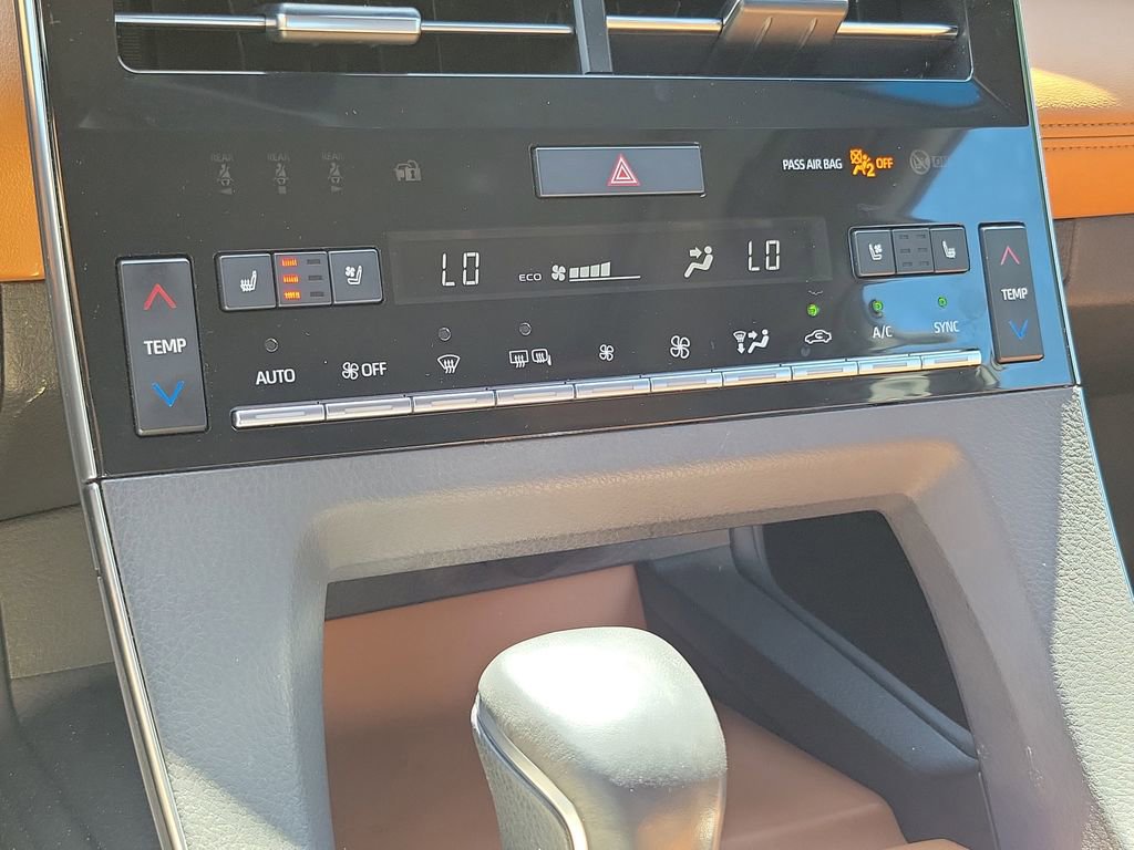 Used 2020 Toyota Avalon Limited image 30