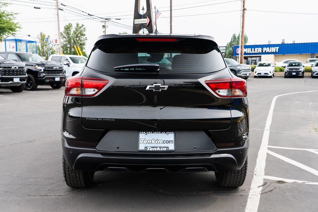Used 2021 Chevrolet TrailBlazer LS w/ LPO, Blackout Package FWD image 3