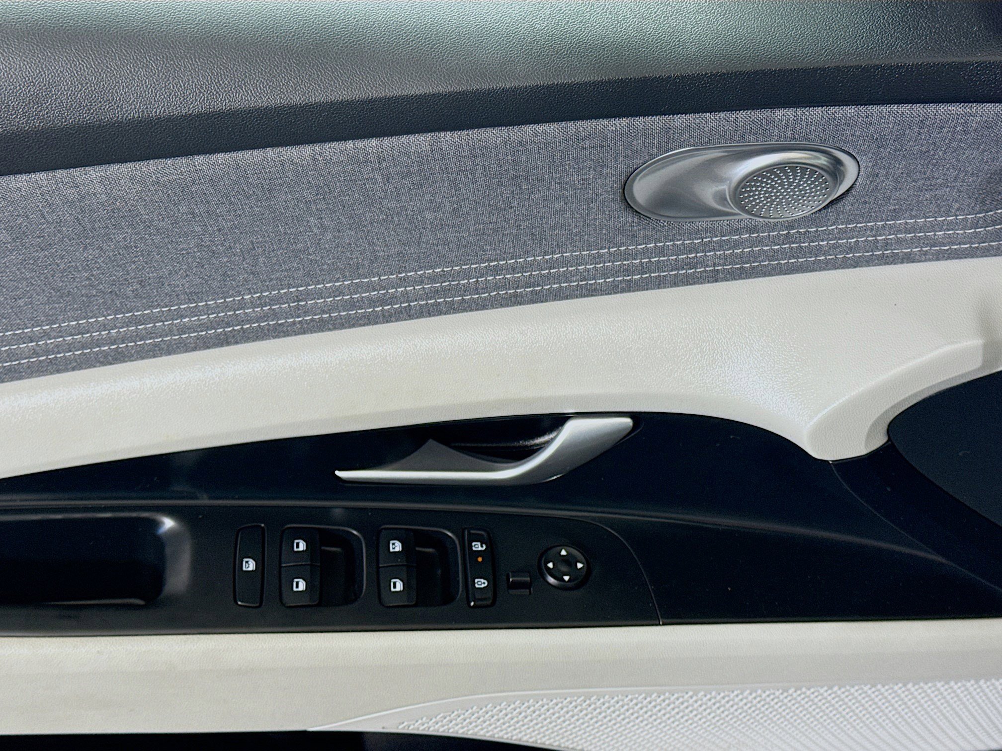 Used 2025 Hyundai Elantra Limited image 24