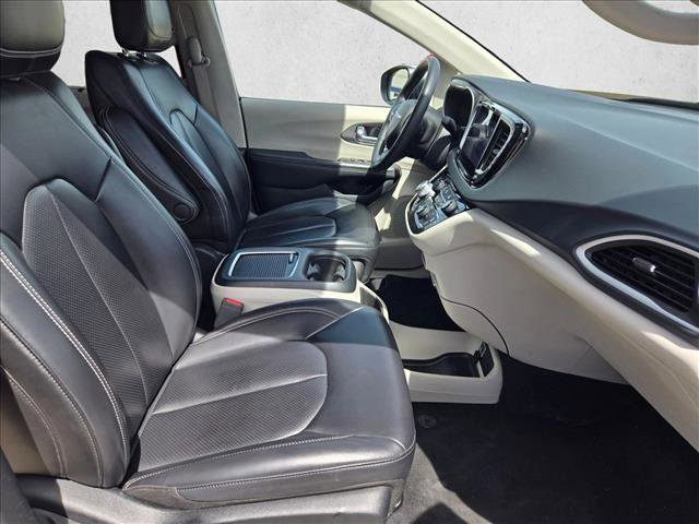 Used 2023 Chrysler Pacifica Touring-L FWD image 19