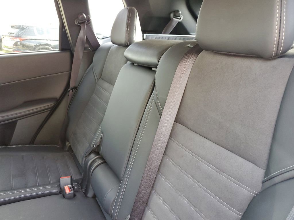 Used 2025 Mitsubishi Outlander SE image 13