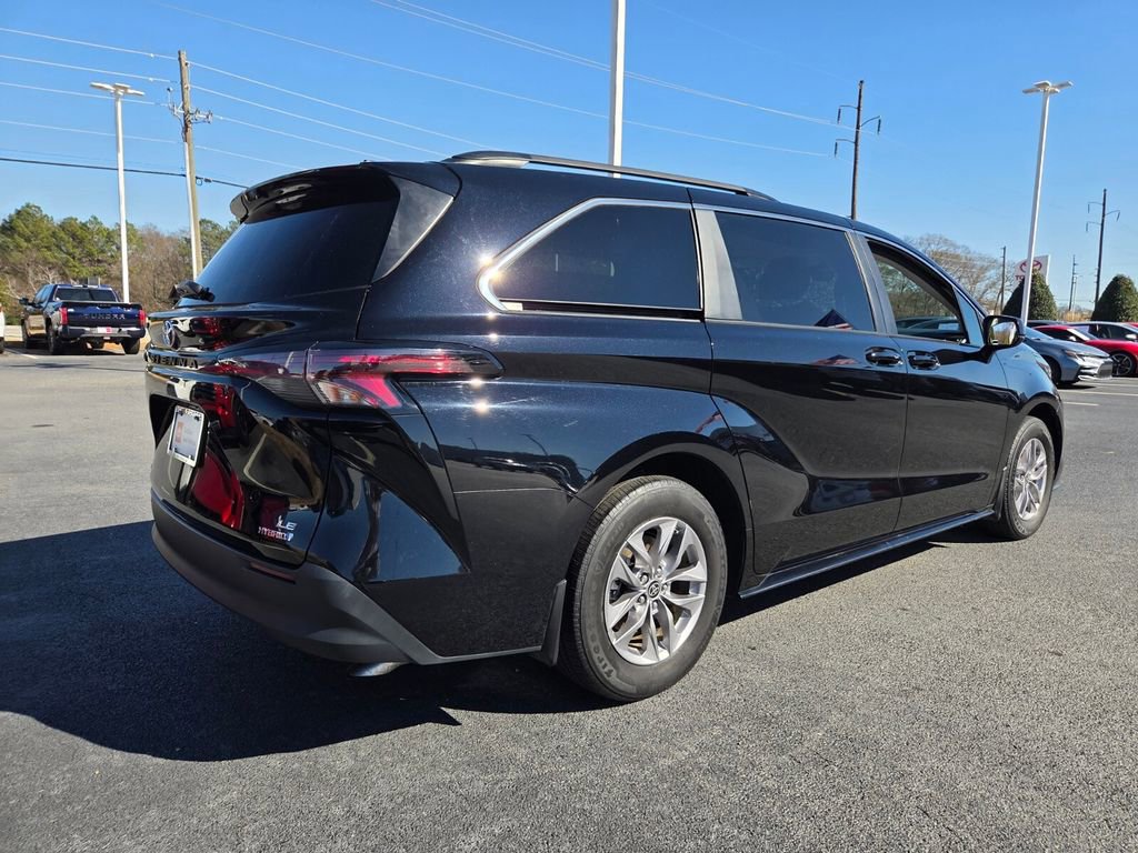 Certified 2023 Toyota Sienna LE AWD/4WD image 12