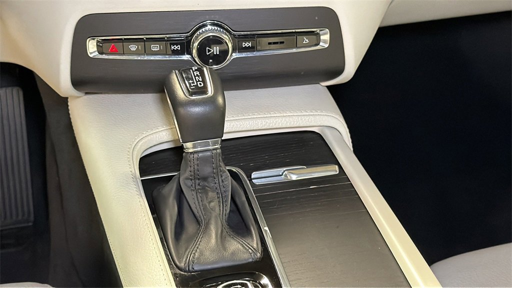 Used 2020 Volvo XC90 T6 Momentum w/ Protection Package Premier image 24