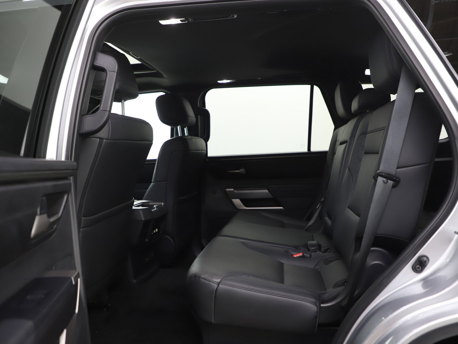 Used 2025 Toyota Sequoia SR5 w/ SR5 Premium Package AWD/4WD image 21