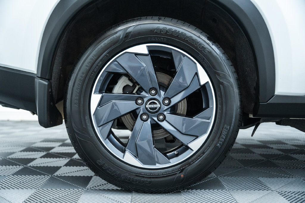 Used 2025 Nissan Rogue SV AWD/4WD image 19