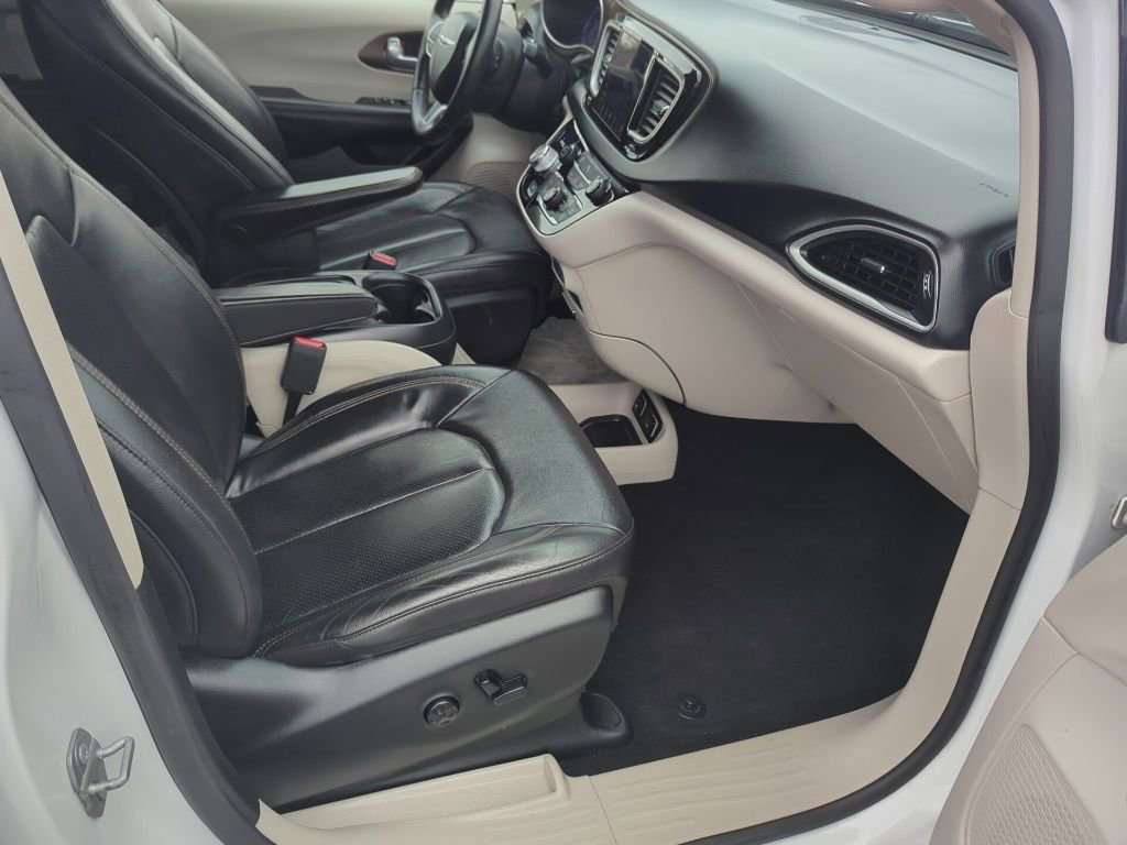 Used 2018 Chrysler Pacifica Touring-L w/ Tire & Wheel Group image 52