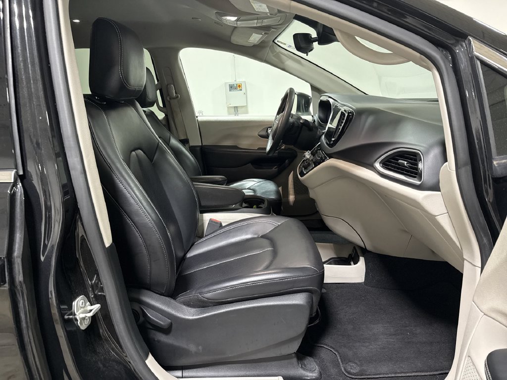 Used 2023 Chrysler Pacifica Touring-L FWD image 21