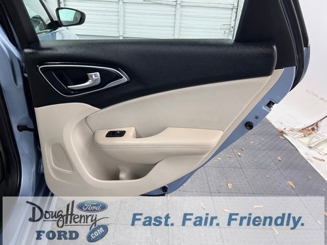 Used 2015 Chrysler 200 Limited image 30