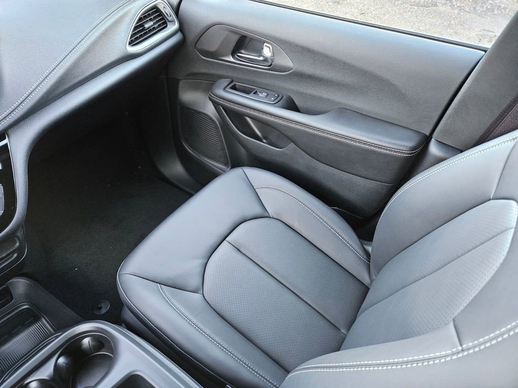 New 2026 Chrysler Pacifica Select image 13