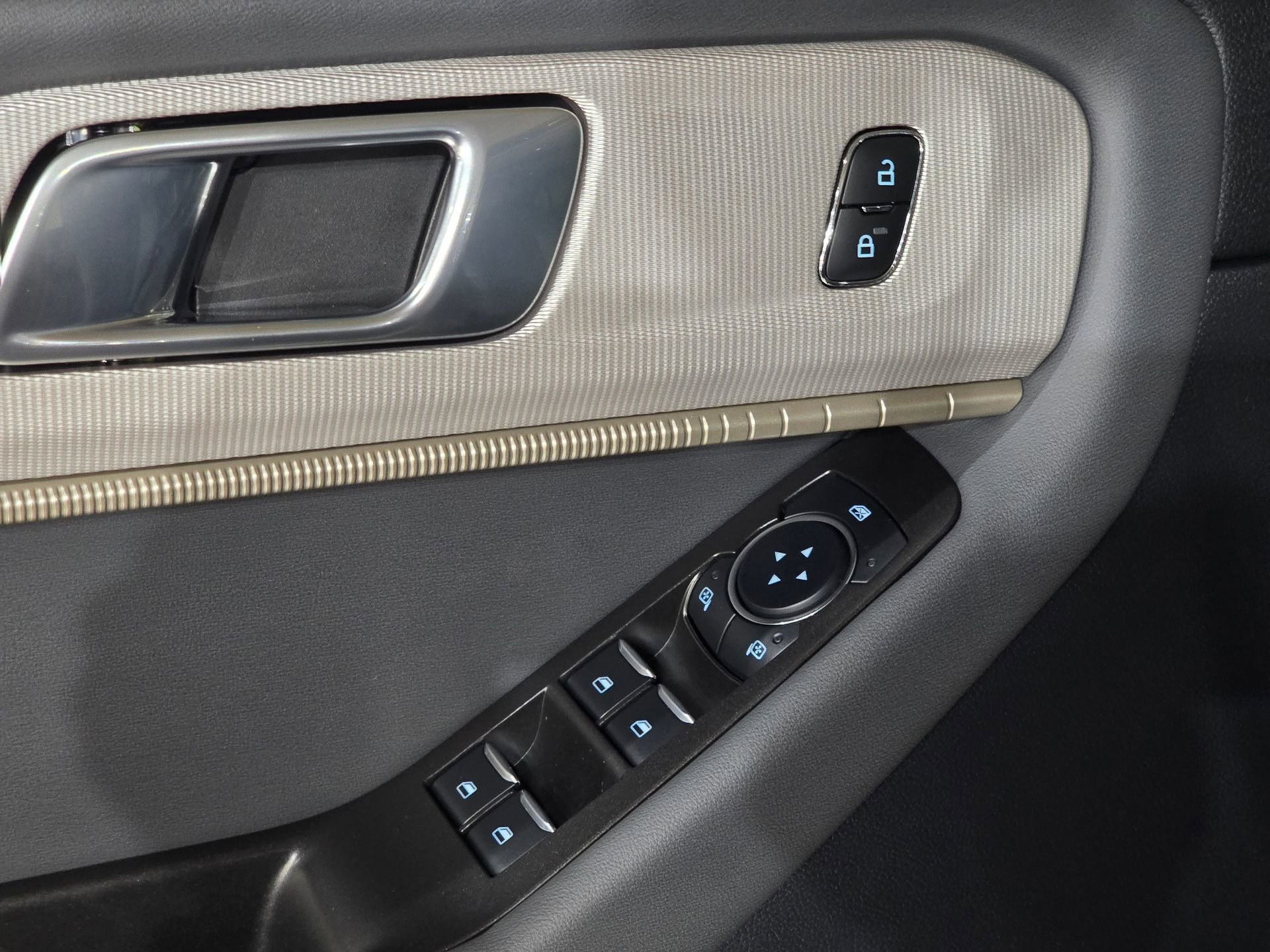 New 2026 Ford Explorer Active w/ Active Comfort Package image 18