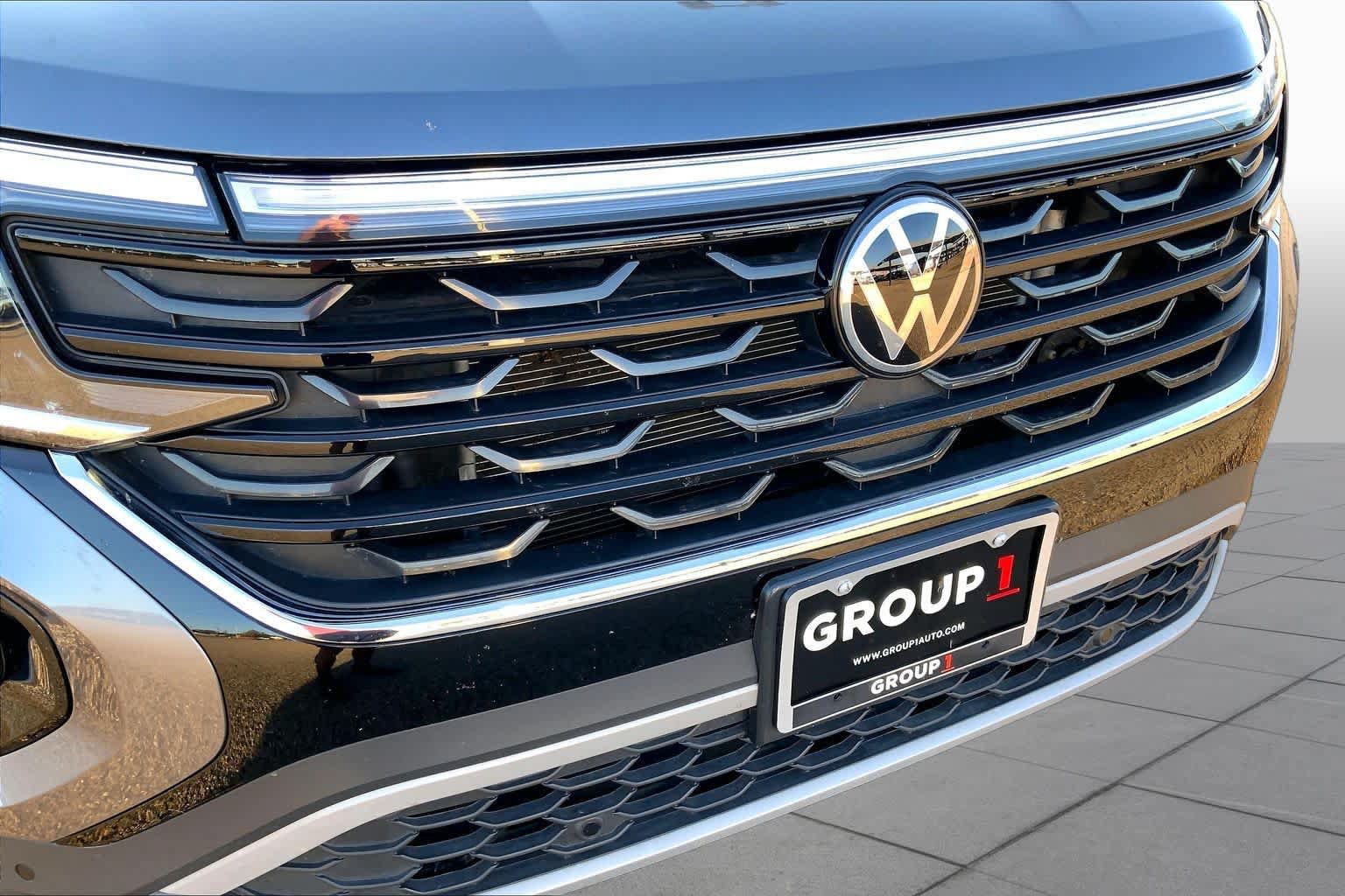 Used 2025 Volkswagen Atlas Cross Sport SE FWD image 30