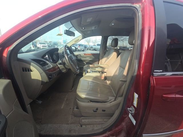 Used 2013 Chrysler Town & Country Touring image 18