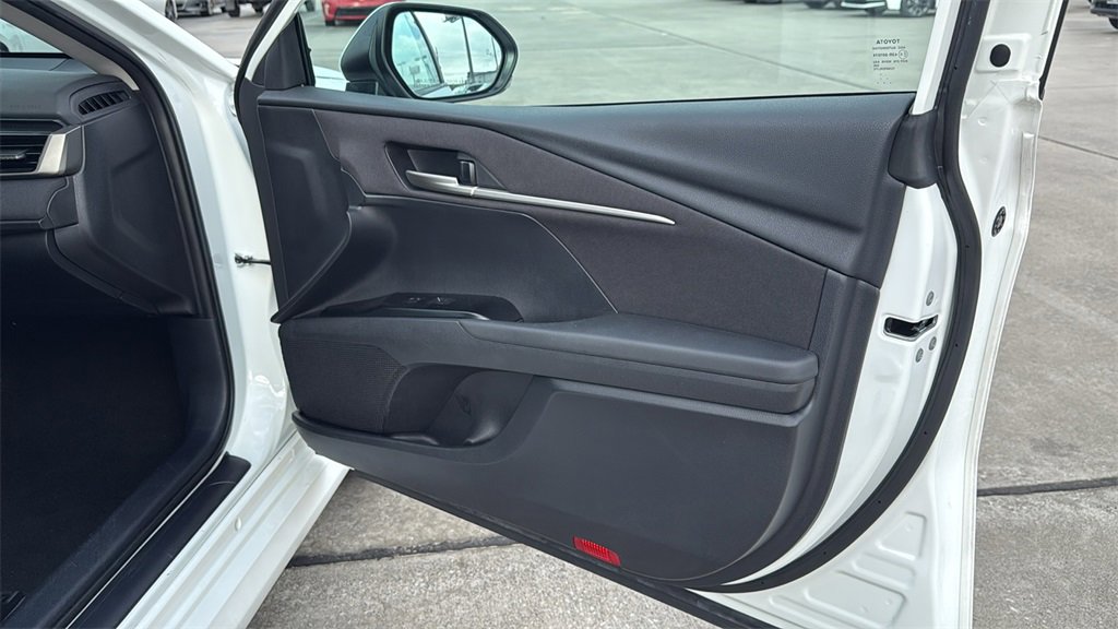 Used 2025 Toyota Camry LE image 30