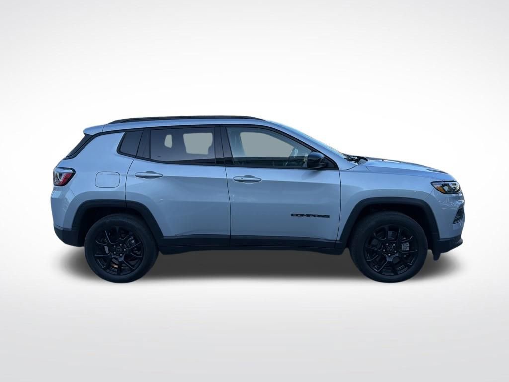 Used 2026 Jeep Compass Latitude AWD/4WD image 2