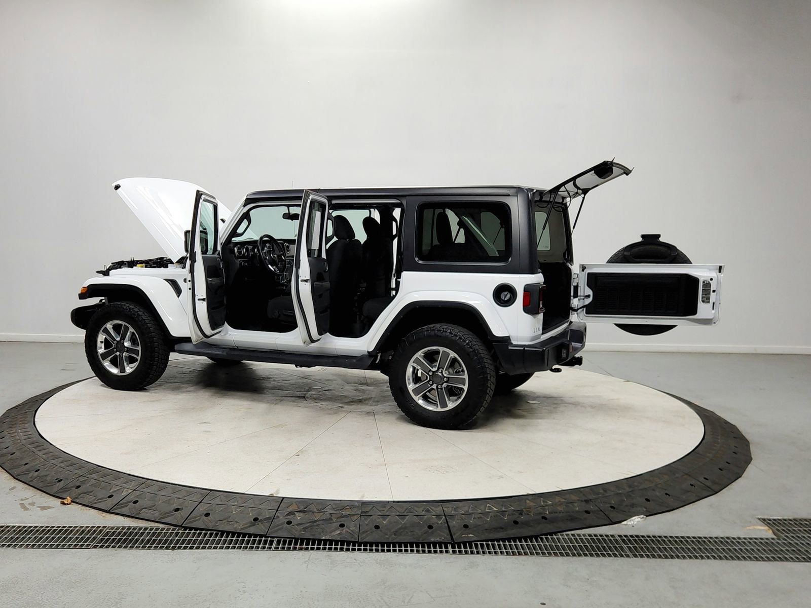 Used 2018 Jeep Wrangler Unlimited Sahara image 12
