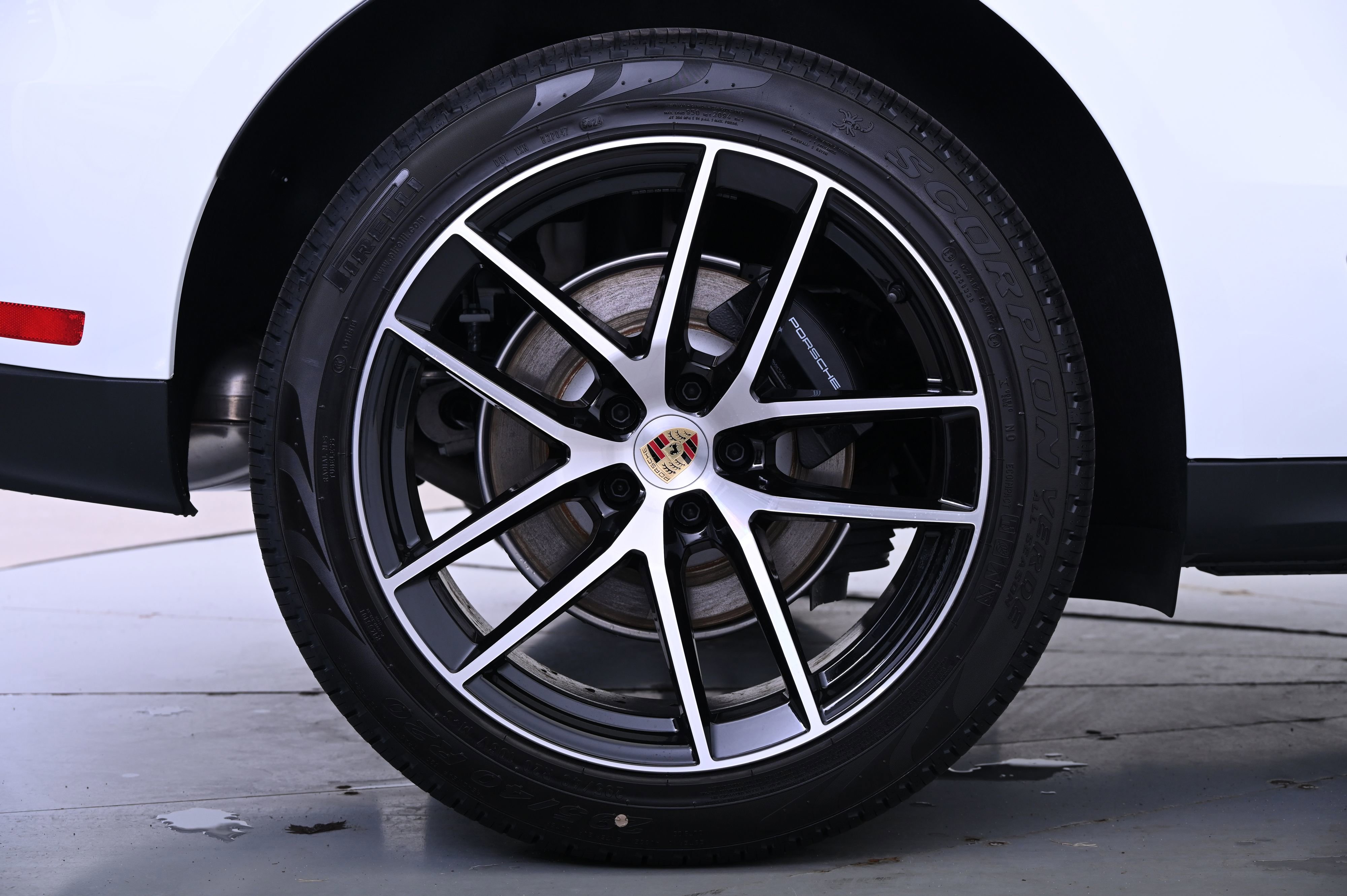 Certified 2025 Porsche Macan image 17