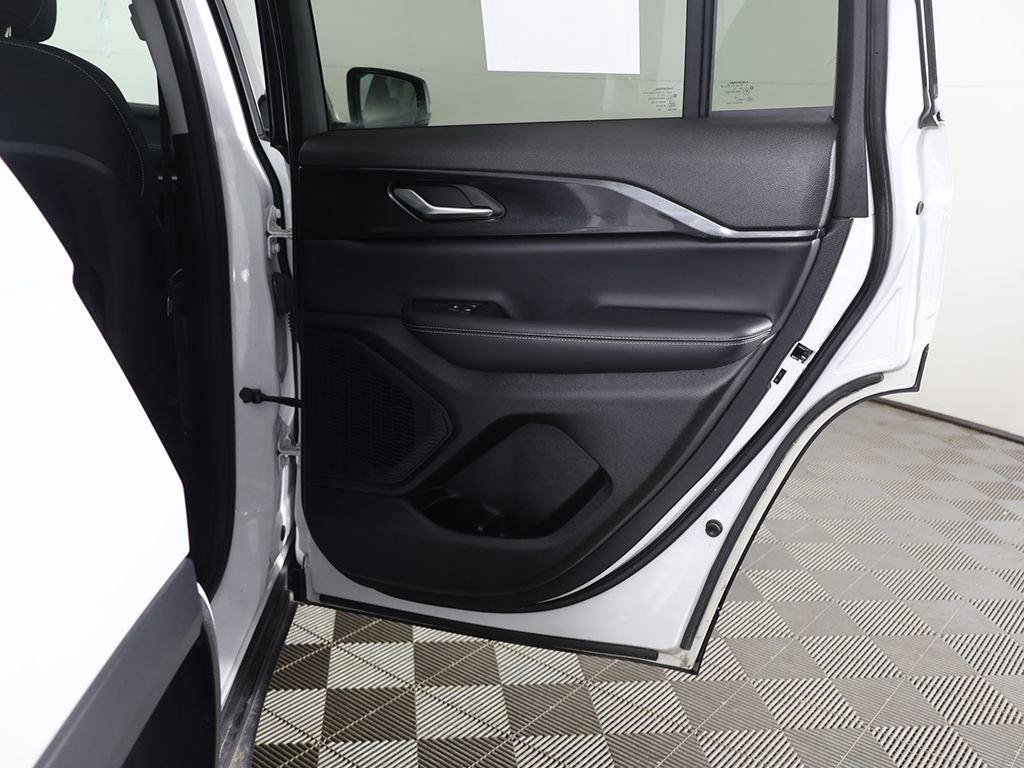 Used 2023 Jeep Grand Cherokee Laredo image 24