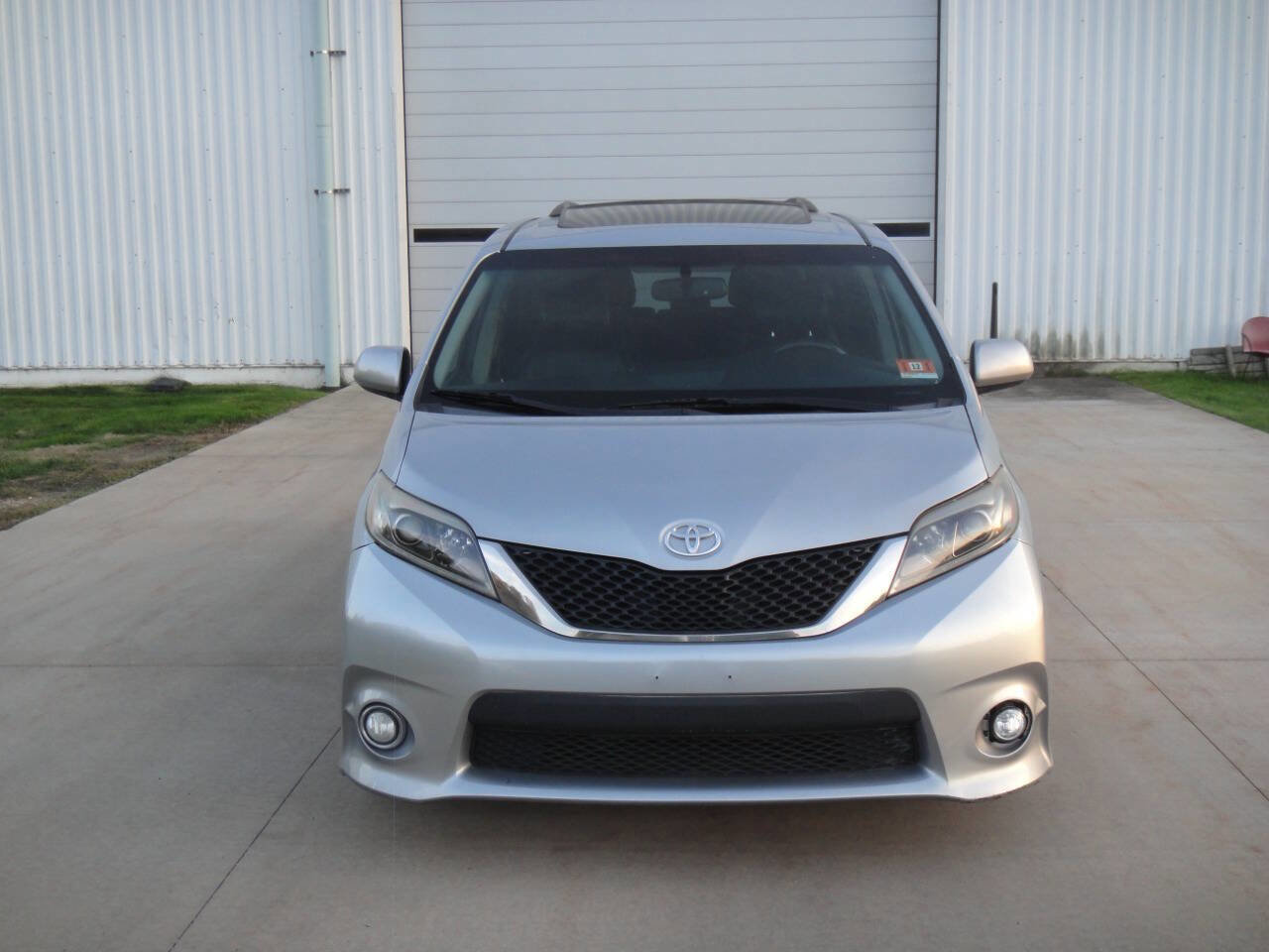Used 2016 Toyota Sienna SE Premium image 3