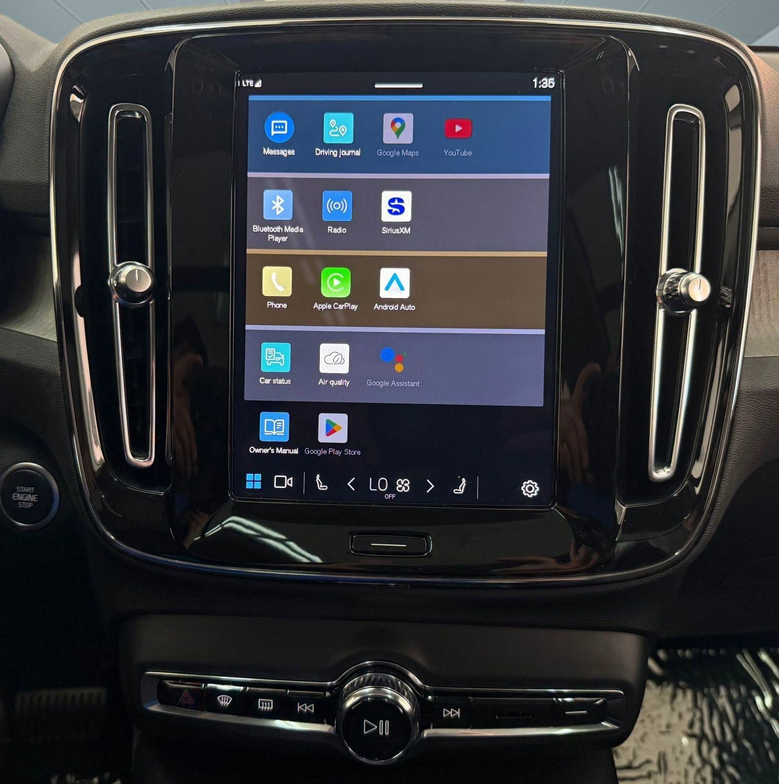 Used 2024 Volvo XC40 B5 Plus image 29