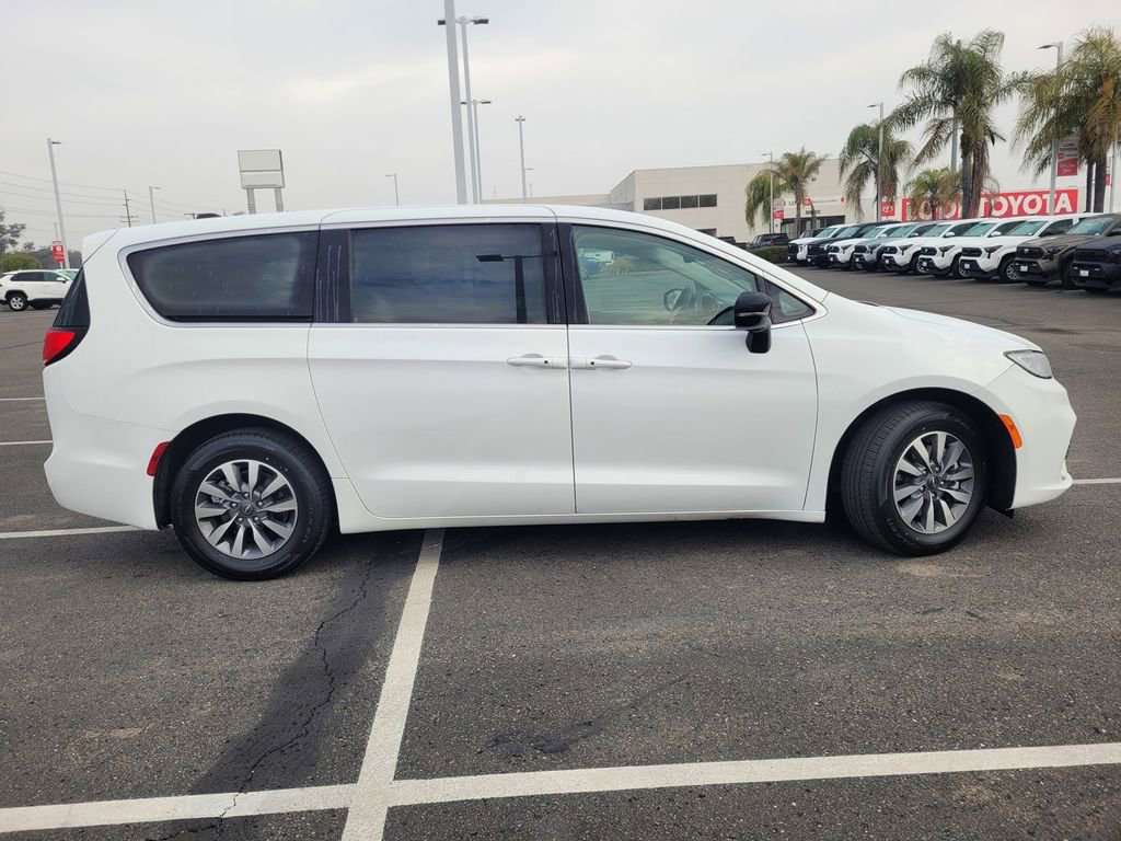 Used 2024 Chrysler Pacifica Limited FWD image 3