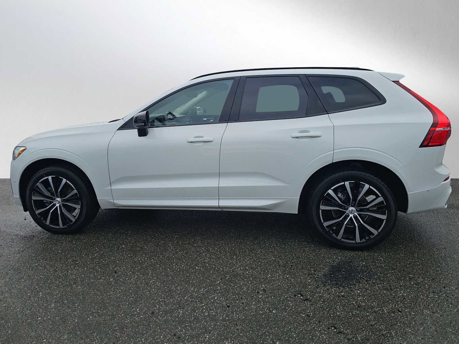 Certified 2025 Volvo XC60 B5 Plus AWD/4WD image 7