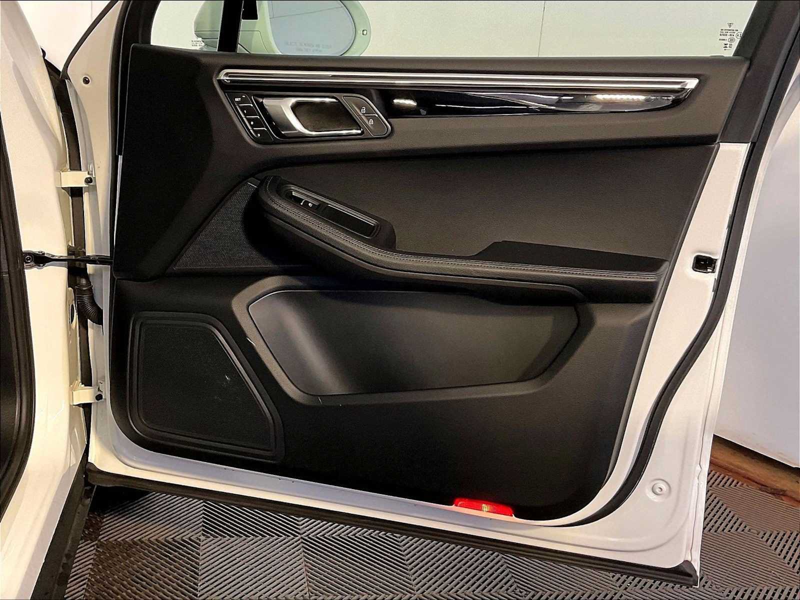 Certified 2023 Porsche Macan AWD/4WD image 26